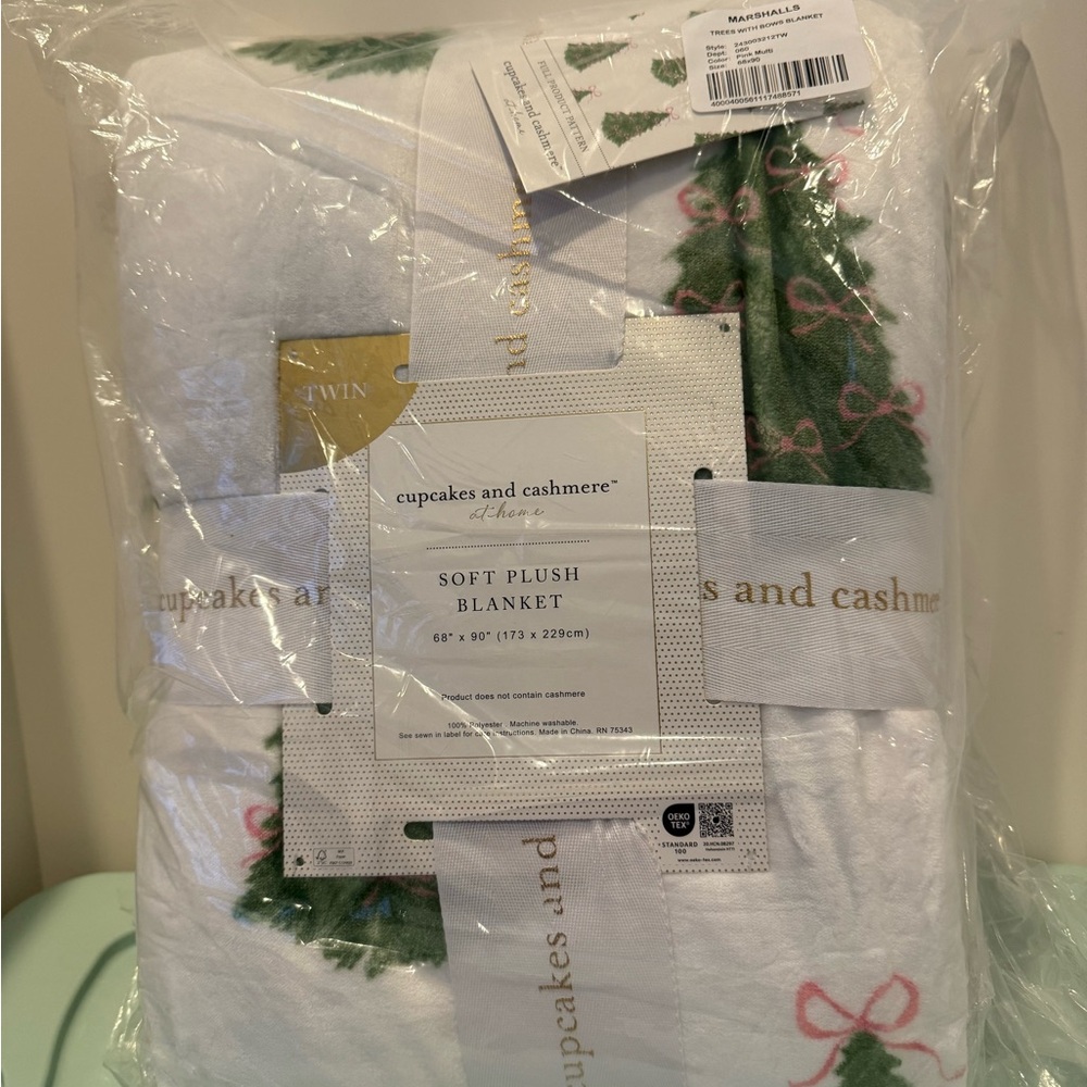Cupcakes and Cashmere White Christmas Trees and Bows Soft Plush Blanket- NWT